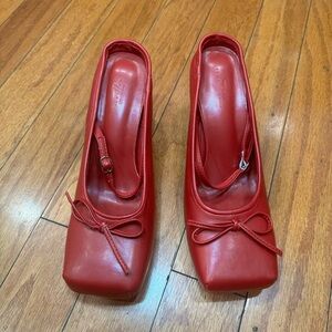 Cherry Red Bow Kitten  Heels 
Size: 7 
Heel: 2.5 in
#kittenheel#bows